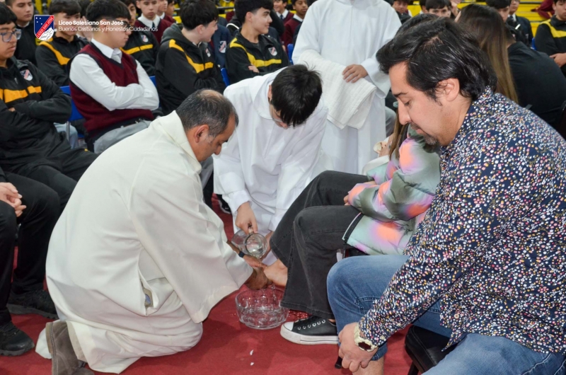 Comunidad educativa pastoral vive una emotiva y significativa celebración de Jueves Santo